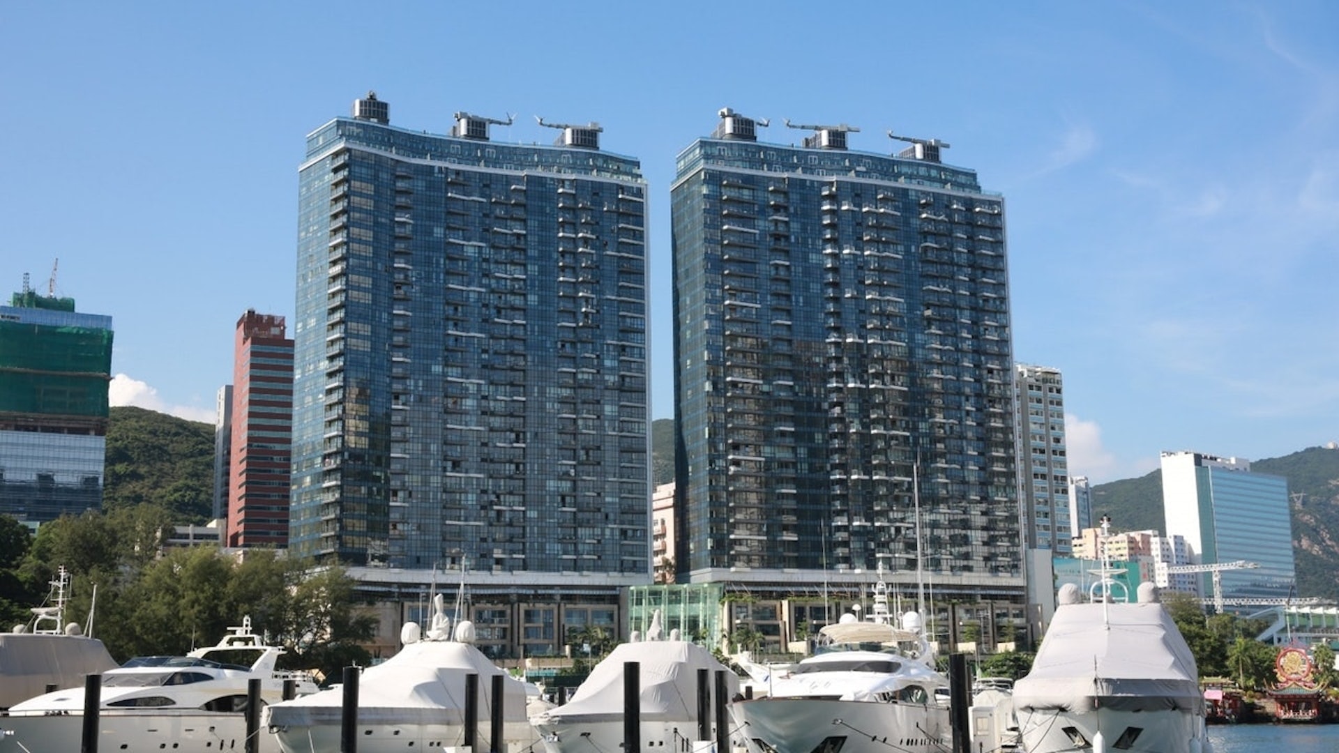 王菲以6450万港币售出深湾9号中低层4房单位。