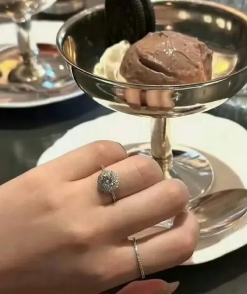 女方秀戒指。
