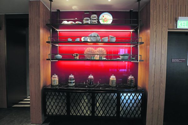 旧时代里老家常用的花色瓷碗碟、装着辛香料和干货的玻璃罐，以及堆叠式餐盒（tingkat），是属于马来西亚人的集体回忆。