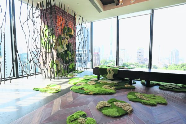 酒店设置的空闲空间，让旅人可在此欣赏吉隆坡市景；绿色地毯设计，仿佛森林中的苔藓，钢筋则象征钢骨水泥，即城市里的高楼大厦。