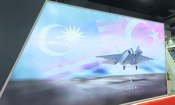土耳其绘制了土耳其第5代战斗机“可汗”（KAAN）的宣传图案，背景加上了马土的国旗，仿佛是在描绘着两国未来的合作关系，可以包括“可汗”战机。