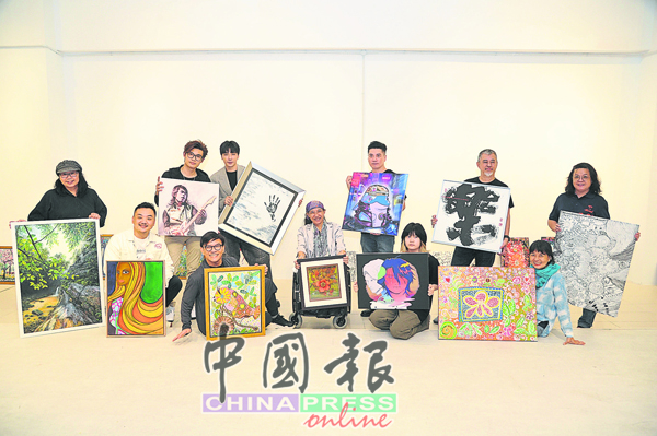 参与慈善展的艺术工作者和联展筹委会主席沈秋香（中）的合照。