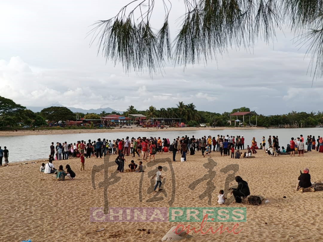 下海救人 被浪卷走 2狮队华裔青少年 1死1失踪