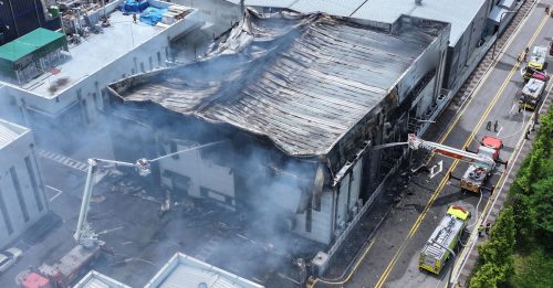 韩国电池工厂大火 高温燃烧 23人遇难