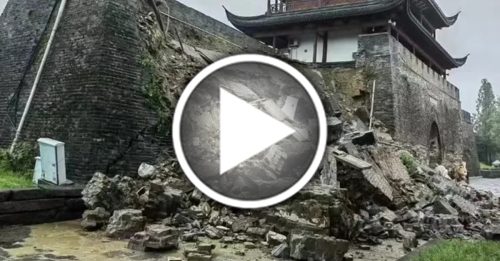 中国暴雨威力大 千年古城墙坍塌