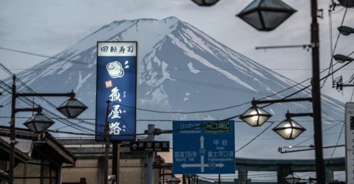 富士山火山口附近 3人倒卧 心肺停止