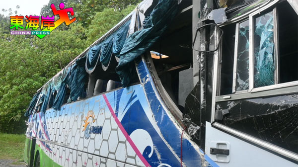巴士严重损坏，并造成两人死亡。