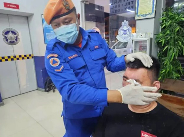 华裔男子在民防部队送到警局看护下，随后送往附近医院治疗。