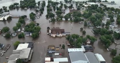 美国爱荷华州水灾 21个郡进入灾难状态