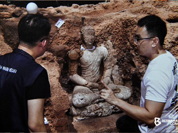 考古队在皂礼山佛教寺庙遗址发现佛像时的情况。