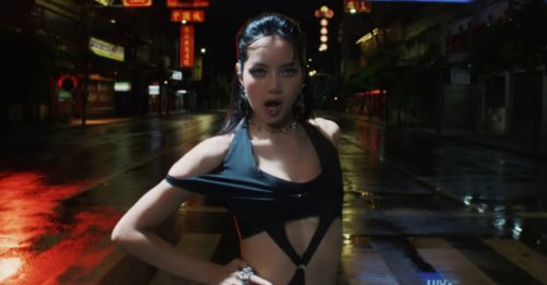 包下曼谷唐人街拍新歌MV Lisa传给每居民2千封口费