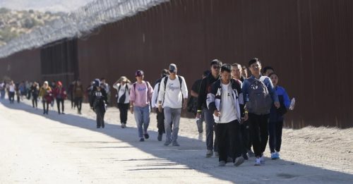 美国6年来首派大型包机 遣返116中国非法移民