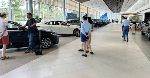 中国多地宝马4S店拒交车 要求加价才能提车