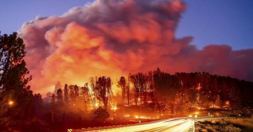 美国加州林火烧4小时 4.5万英亩土地烧毁