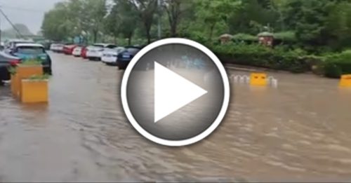 中国北京暴雨 发布今年首个洪水预警