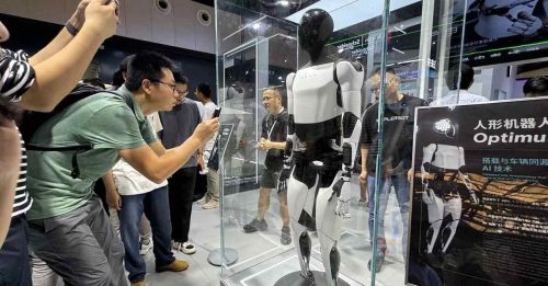 特斯拉二代人形机器人亮相　有学习力将进工厂工作