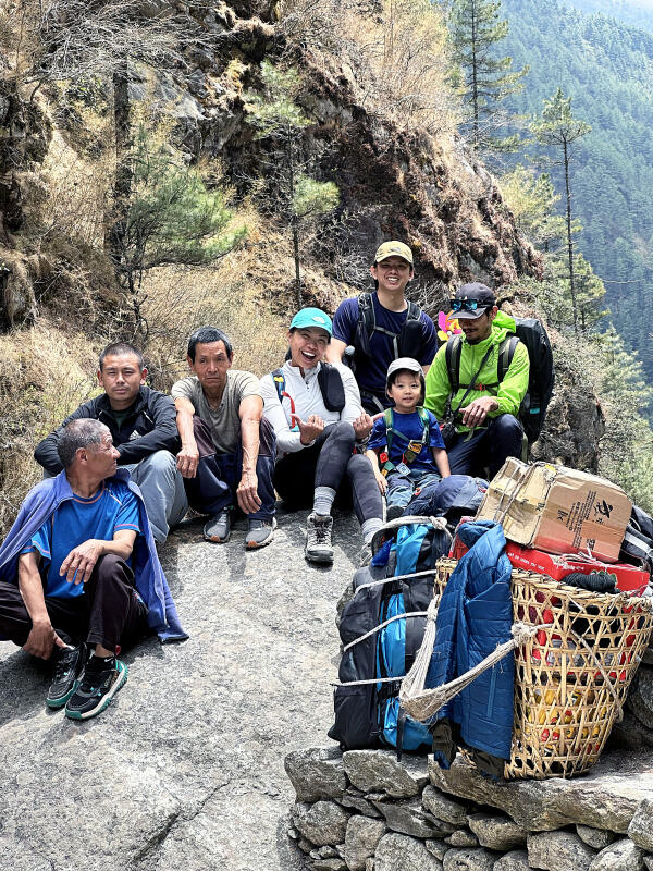 一家三口到珠穆朗玛峰的大本营进行为期12天的徒步之旅。（受访者提供）