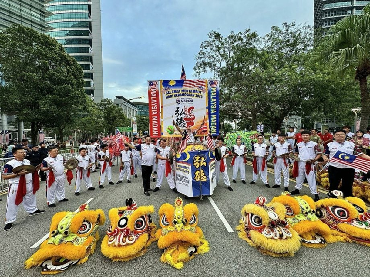 67年来第一次 国庆庆典舞狮舞龙 播中文歌