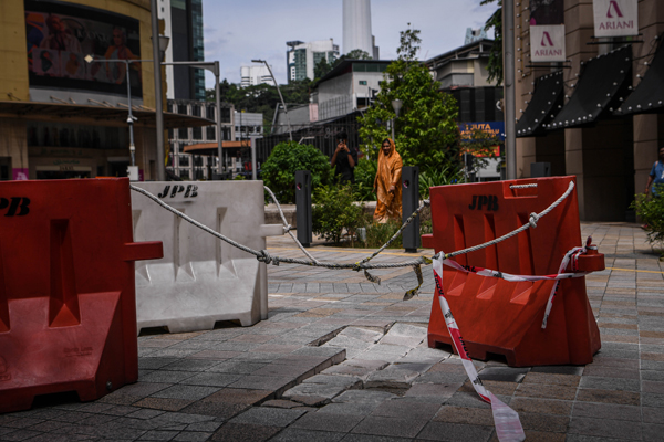 KUALA LUMPUR, 28 Ogos -- Pihak Dewan Bandaraya Kuala Lumpur (DBKL) menutup jalan berikutan terdapat satu mendapan tanah kecil di Jalan Masjid India, hari ini. 

--fotoBERNAMA (2024) HAK CIPTA TERPELIHARA