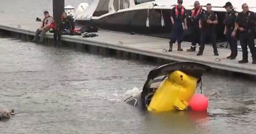 夫妻约会险见人生跑马灯 2人听导航误闯码头高速冲海