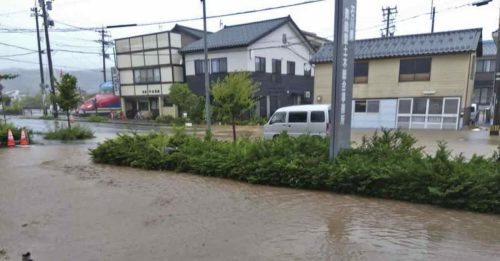 日本石川大雨成灾 道路受阻成陆上孤岛