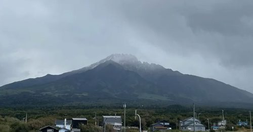 比去年早1个月 北海道山区降“初冠雪”