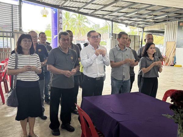 益民学校3机构拜祭高依凌，左起为蔡丽丽、副董事长谢松光、罗填水、校友会主席谢明道及李香萾。