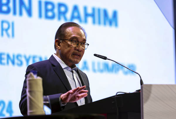 KUALA LUMPUR, 17 Sept  --   Perdana Menteri, Datuk Seri Anwar Ibrahim, berucap ketika merasmikan Sidang Kemuncak Matlamat Pembangunan Mampan Malaysia (SDG) 2024 di Pusat Konvensyen Kuala Lumpur, hari ini.

 -- fotoBERNAMA (2024) HAK CIPTA TERPELIHARA

KUALA LUMPUR, Sept 17 -- Prime Minister Datuk Seri Anwar Ibrahim delivers a speech during the opening  of the Malaysia Sustainable Development Goals (SDG) 2024 Summit at the Kuala Lumpur Convention Centre here,  today.

-- fotoBERNAMA (2024) COPYRIGHT RESERVED