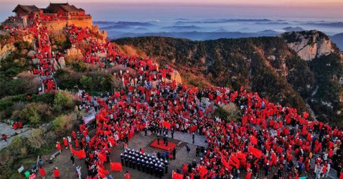 今日国际30秒｜满山尽是“中国红”