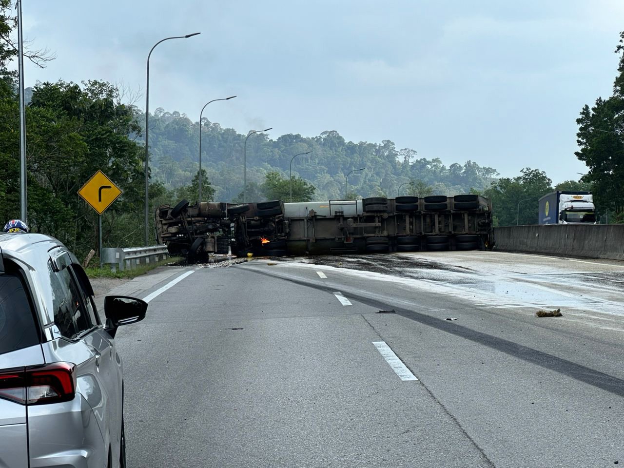 罗厘翻覆路中央起火 加叻大道大塞车