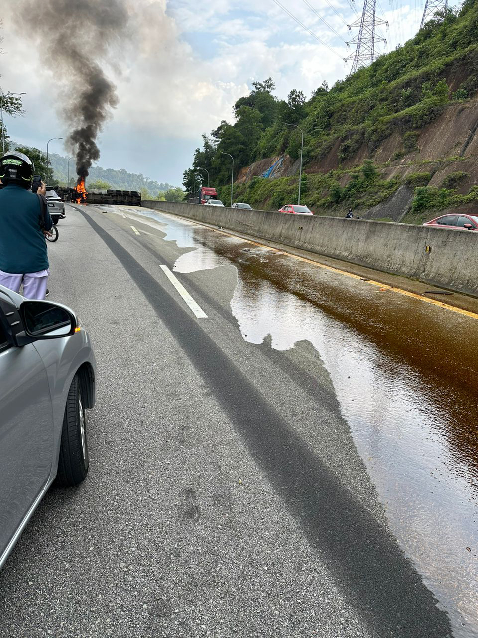 罗厘翻覆路中央起火 加叻大道大塞车