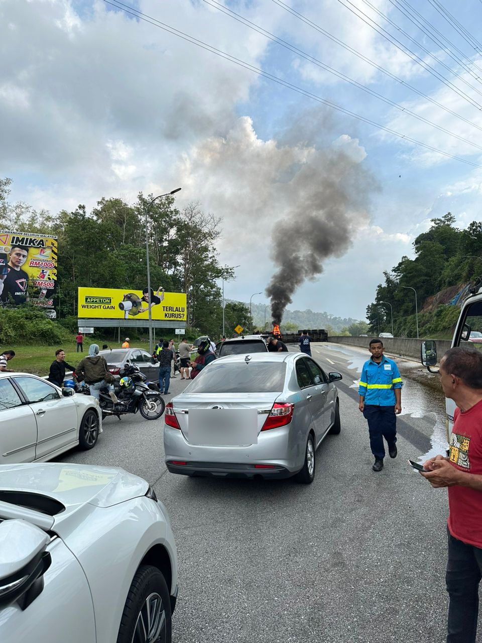 罗厘翻覆路中央起火 加叻大道大塞车