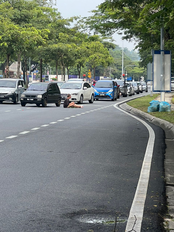 女子被民众发现呆坐在路上，阻碍交通。

CR241011tpmC02
