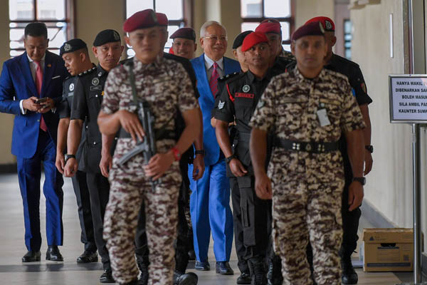 KUALA LUMPUR, 24 Okt -- Bekas Perdana Menteri Datuk Seri Najib Tun Razak hadir di Kompleks Mahkamah Kuala Lumpur hari ini untuk kes saman sivil US$1.18 bilion SRC International terhadap bekas perdana menteri itu dan bekas Ketua Pegawai Eksekutif SRC International Nik Faisal Ariff Kamil, yang melarikan diri ke luar negara pada 2018.

--fotoBERNAMA (2024) HAK CIPTA TERPELIHARA