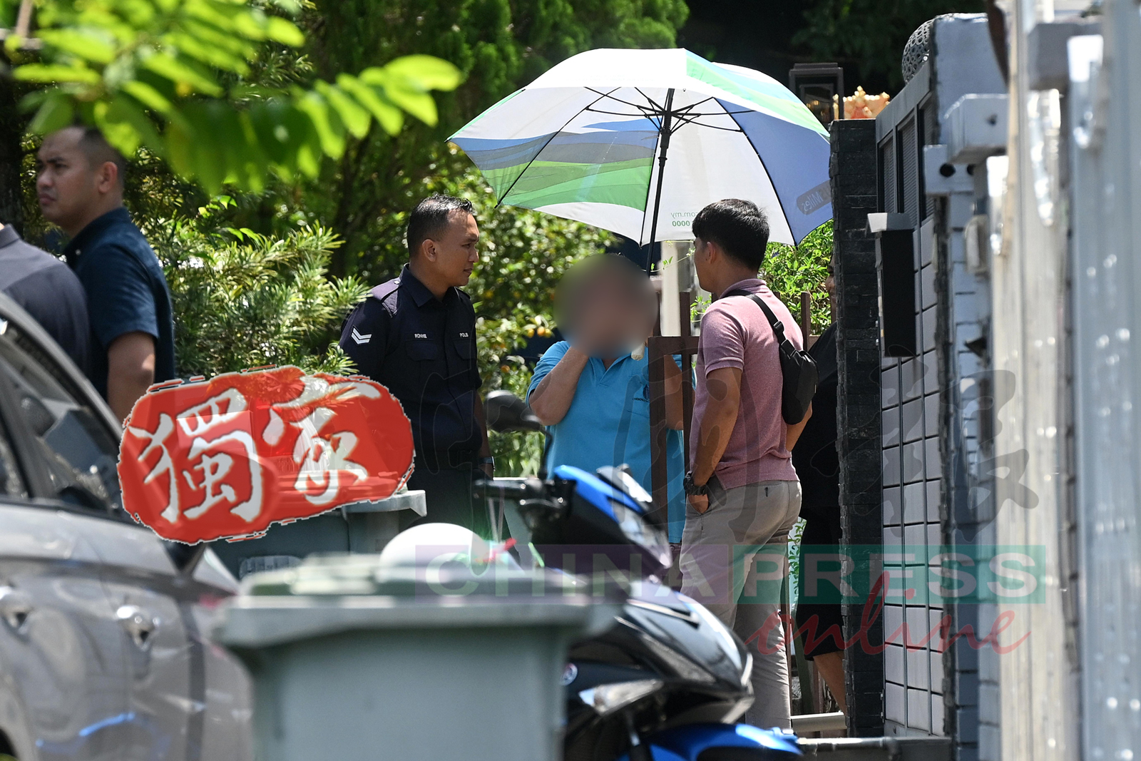 警方在场盘问嫌犯的邻居。