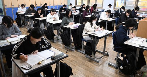 韩大学考试52万人应试 重考生创新高 挑战医学院