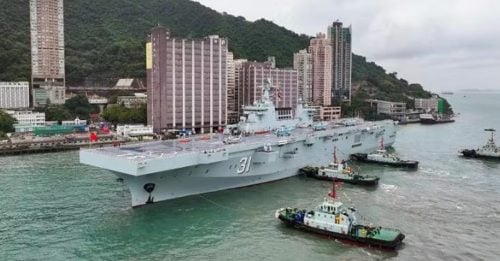 海军075型两栖攻击舰访港 首次开放公众参观