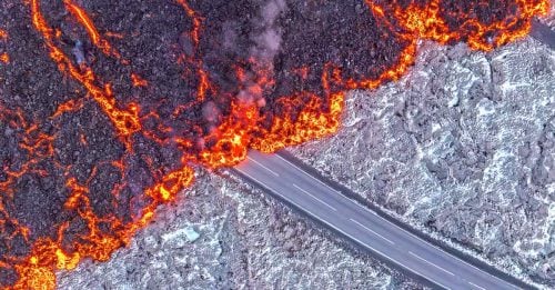 今日国际30秒｜火山熔岩吞没道路