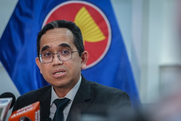 LIMA (Peru), 12 Nov -- Duta Besar Malaysia ke Peru Ahmad Irham Ikmal Hisham ketika sidang media pada Isnin sempena lawatan rasmi Perdana Menteri Datuk Seri Anwar Ibrahim ke Peru, termasuk penyertaan Perdana Menteri dalam Mesyuarat Pemimpin-Pemimpin Ekonomi APEC (AELM) ke-31 pada 14 hingga 16 November.

Anwar akan dianugerahkan pingat tertinggi Peru, ??El Sol del Peru?? sebagai satu penghormatan tertinggi kepada ketua kerajaan semasa lawatan sulung beliau ke negara Amerika Latin sejak menggalas tanggungjawab berkenaan pada 2022. 

--fotoBERNAMA (2024) HAK CIPTA TERPELIHARA

LIMA (Peru), Nov 12 -- Malaysian Ambassador to Peru, Ahmad Irham Ikmal Hisham, during a press conference on Monday in conjunction with the Prime Minister Datuk Seri Anwar Ibrahim's official visit to Peru, which includes Anwar??s participation in the 31st APEC Economic Leaders' Meeting (AELM) from Nov 14 to 16.

Anwar will receive Peru??s highest honour, the 