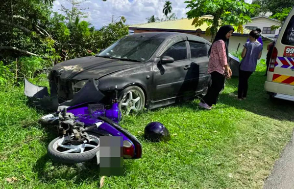 
摩哆失控猛撞路旁抛锚轿车，少年骑士当场身亡。