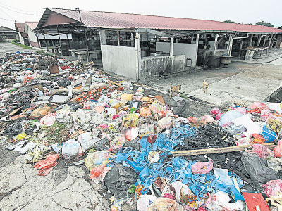 今日霹雳头条 红泥山新村巴刹好脏 垃圾堆积 蛆虫滋生 中国报china Press